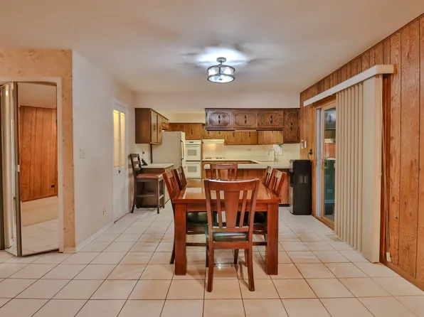 7N240 W End Rd, Roselle, IL 60172