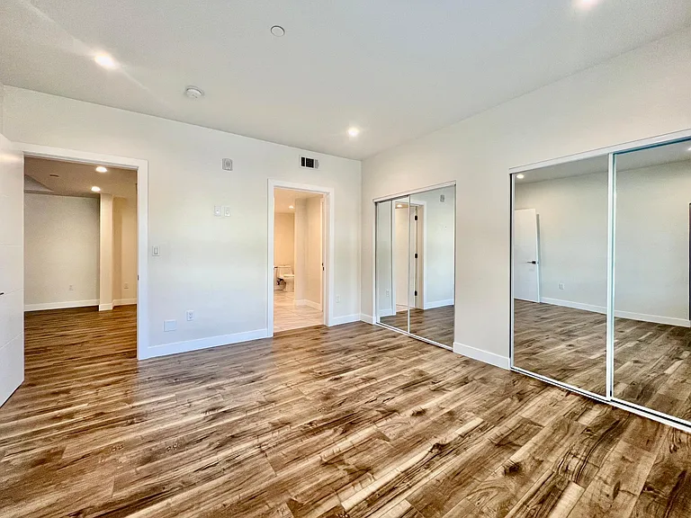 340 N Oxford Ave #202 — Photo 16