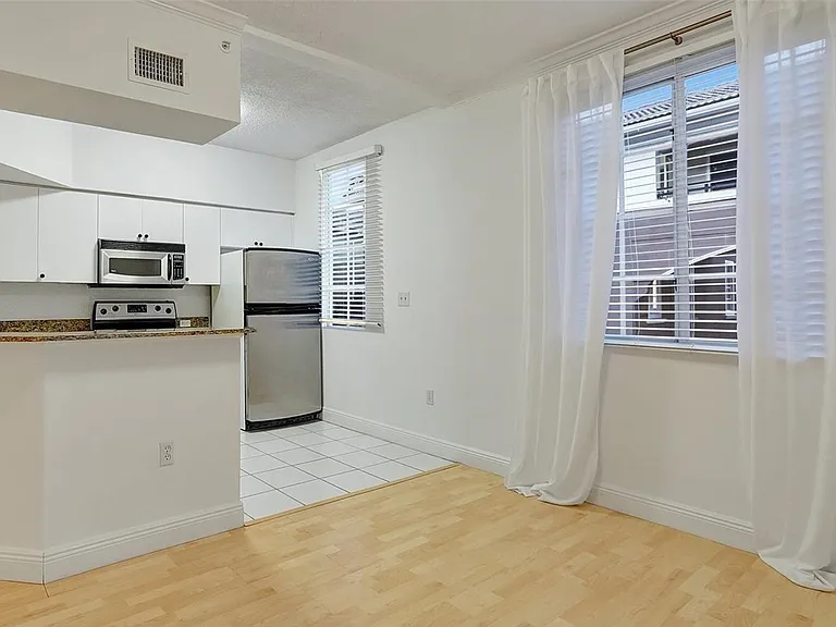 2911 NE 185th St — Photo 3