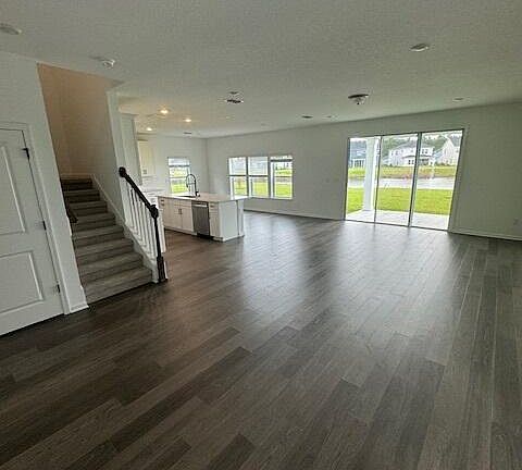 2nd image of 180 ARCHSTONE Way #82