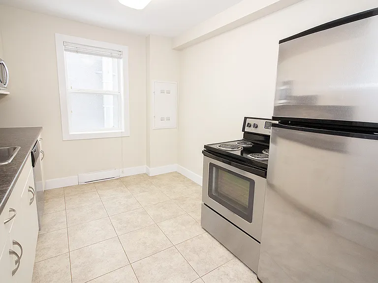 321 Enfield Cres #3 — Photo 5
