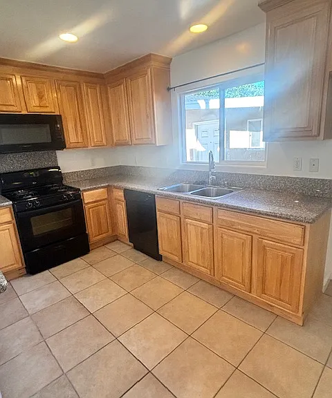 11241 Emelita St #TOP FLOOR — Photo 10