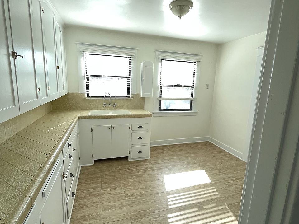 1st image of 913 W 11th St #913