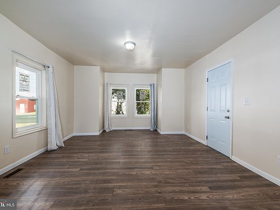 4th image of 54 S Railroad Ave