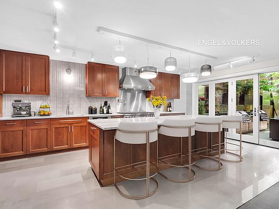 3rd image of 93 Charles St #Townhouse