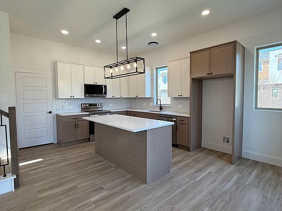 4th image of 5632-5634 Mesa Cir