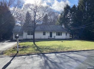 16 Dater Ln, Saddle River, NJ 07458
