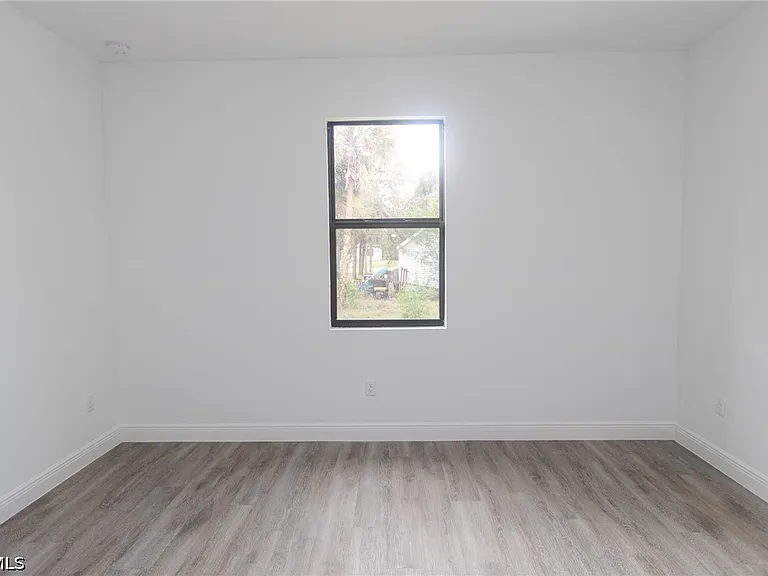 1217 Cellini St E — Photo 19