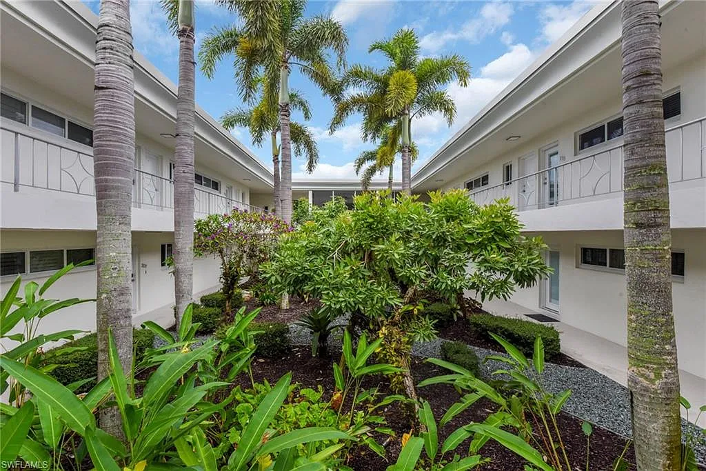 2 bed, 2.0 bath, 1150 sqft, $7,600 — Photo 2