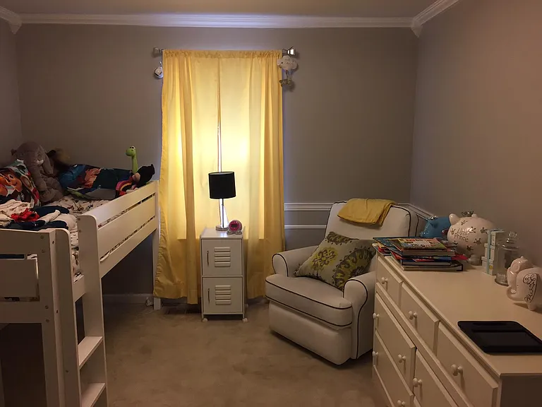 Guest bedroom w/ walk in closet