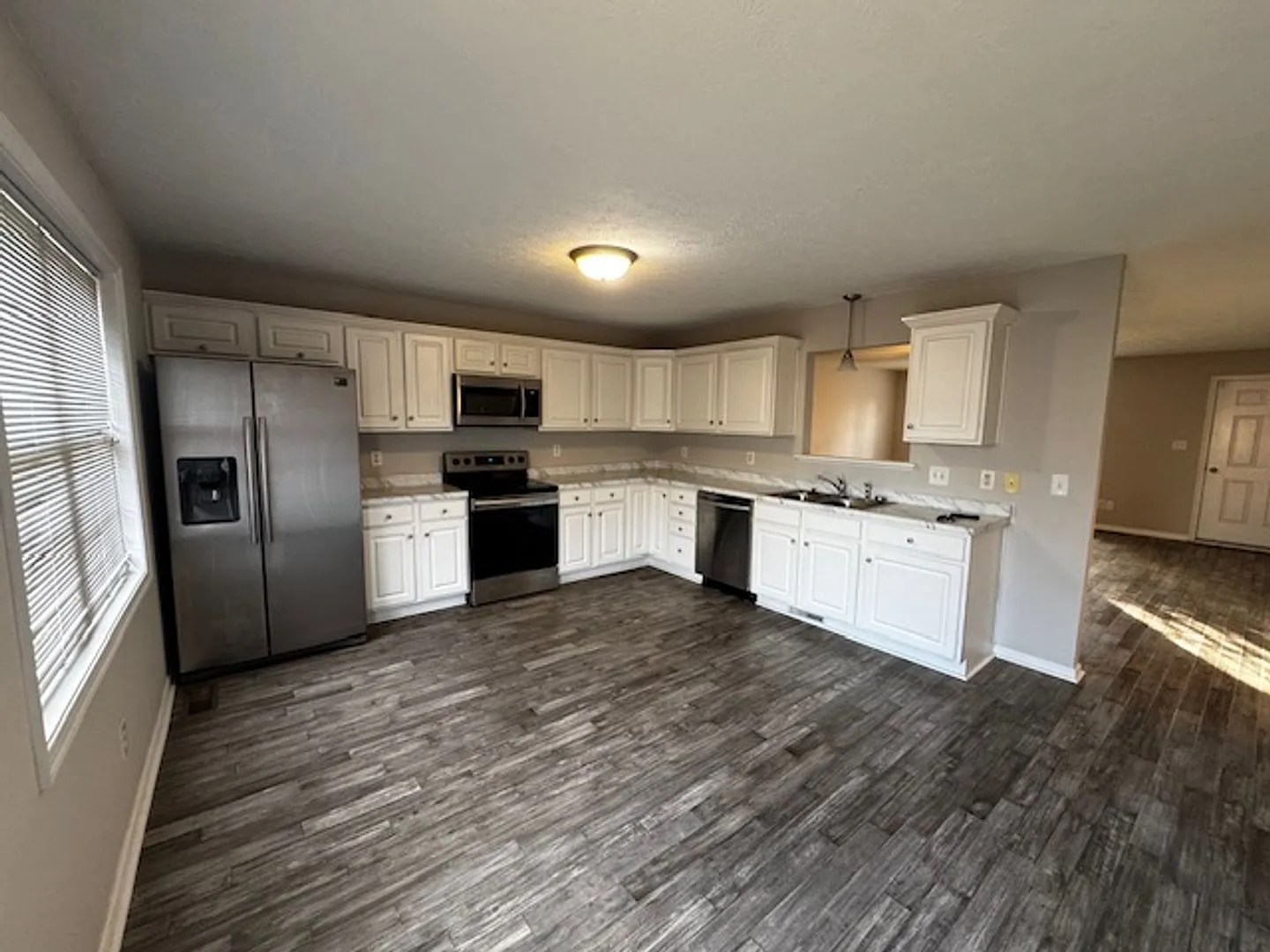 Townhouse in Wyndhurst with Finished Basement — Photo 2