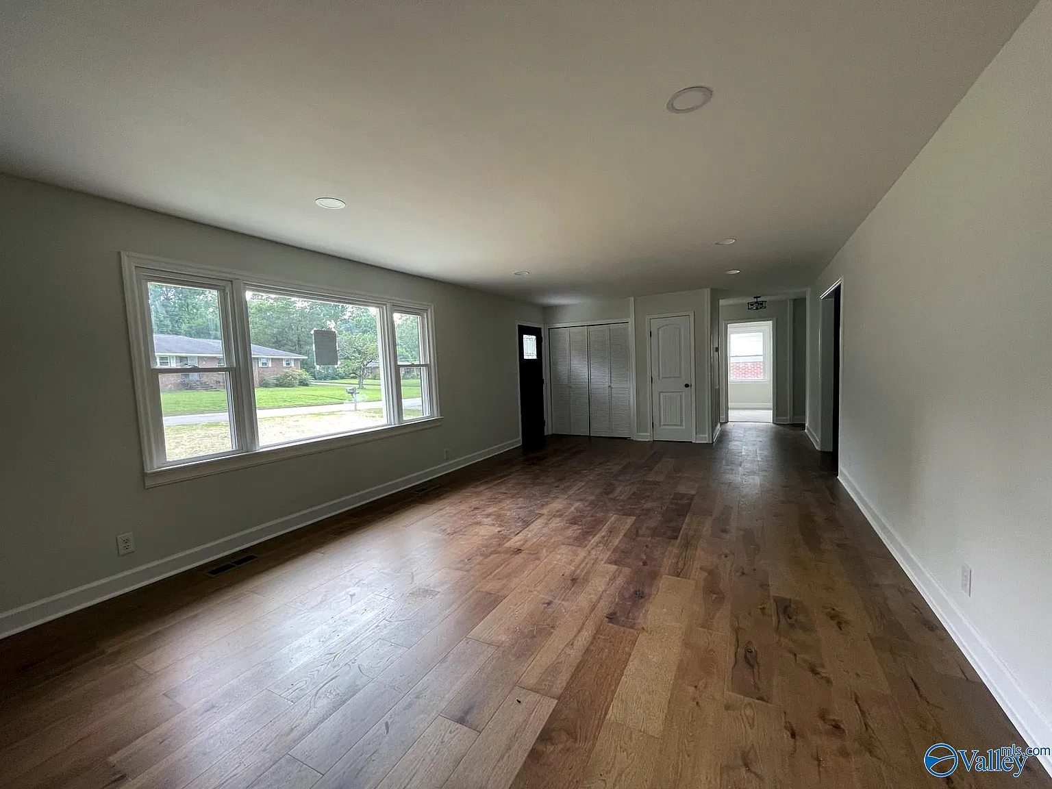3 bed, 2.0 bath, 2250 sqft, $1,800 — Photo 3
