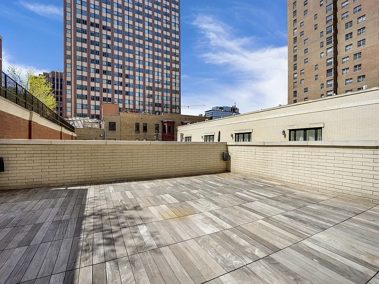 105 W Chestnut St — Photo 30