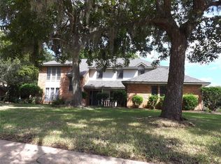 102 White Oak Dr, Lake Jackson, TX 77566