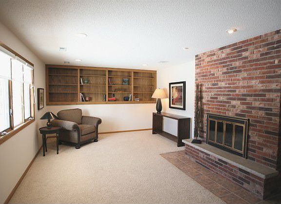 Family Room w/frplc!