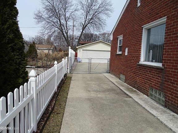 3rd image of 22849 Edgewood St