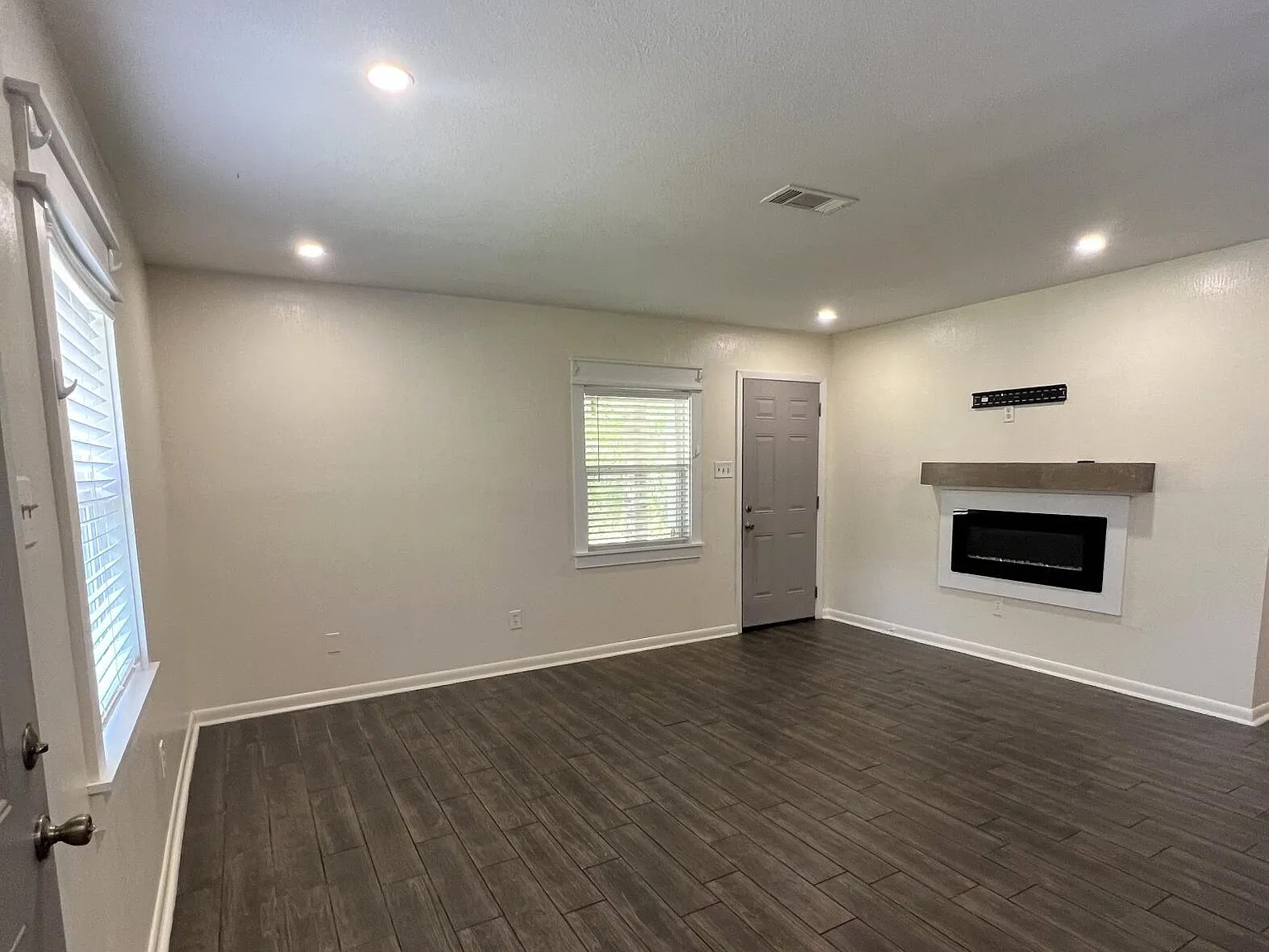 3 bed, 2.0 bath, 1004 sqft, $1,275 — Photo 2