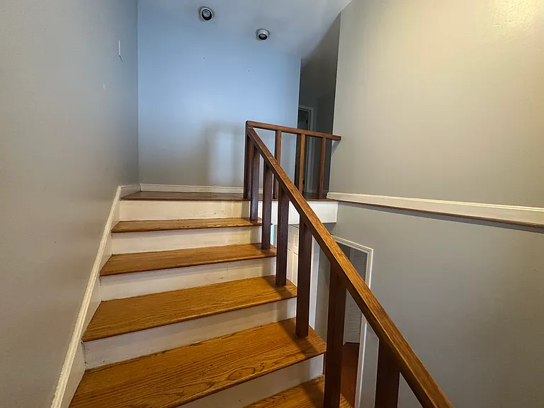 87 Phelps St — Photo 13
