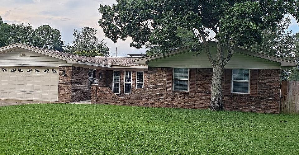 1st image of 301 Willow Ct