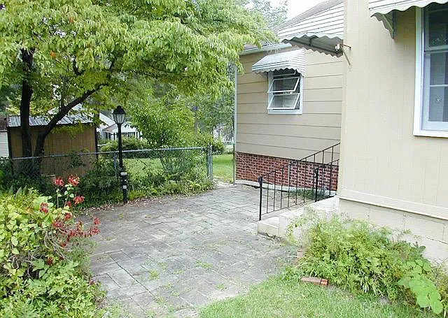 425 Rogers Ave — Photo 4