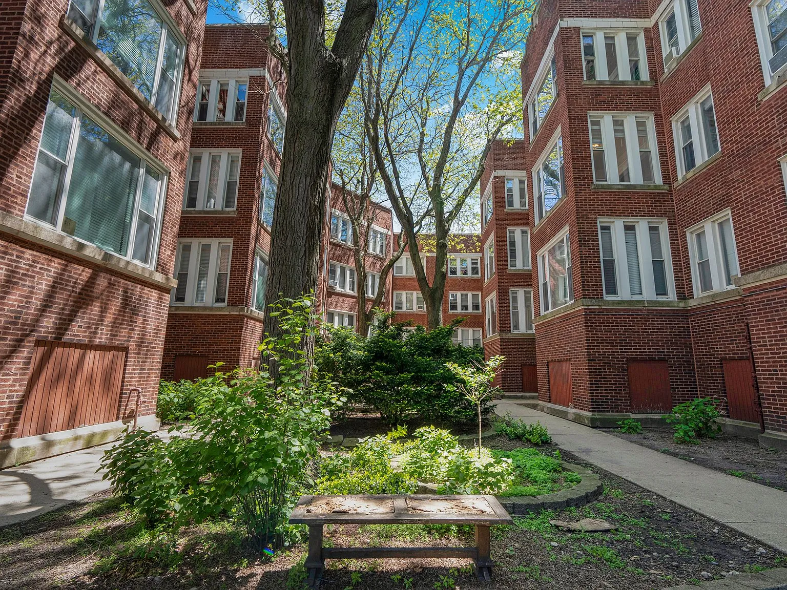 6565 N. Lakewood Renovated Rogers Park Apartments — Photo 4