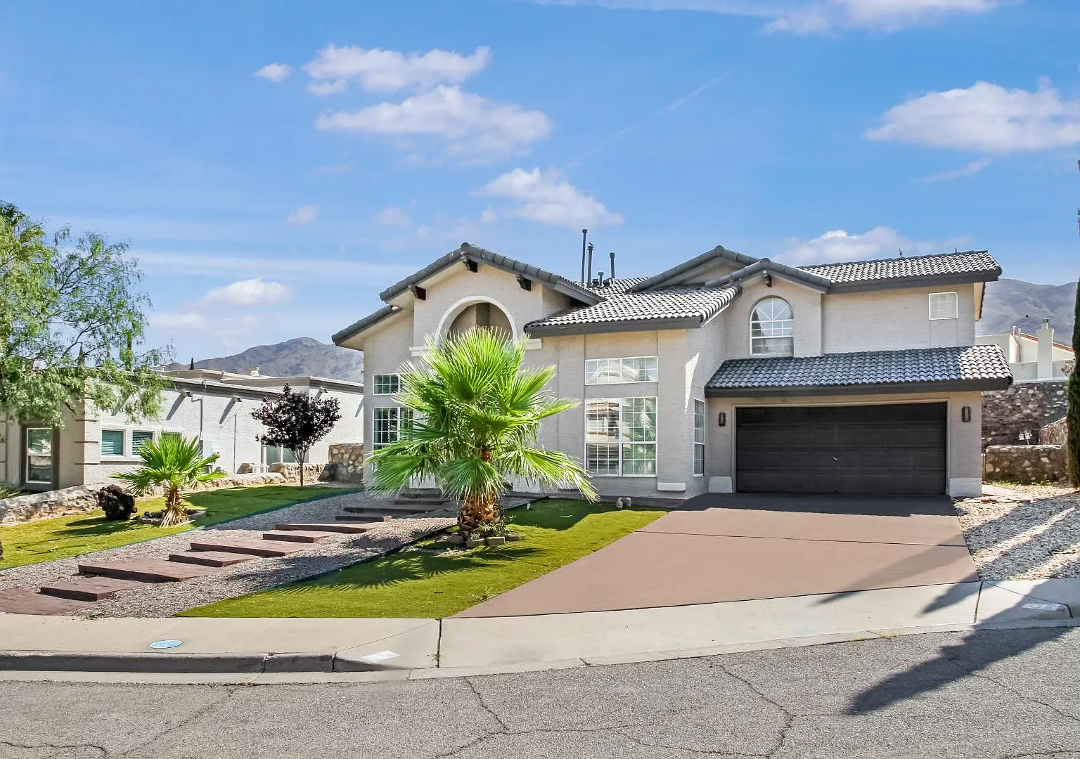908 Los Pinos Way — Photo 2