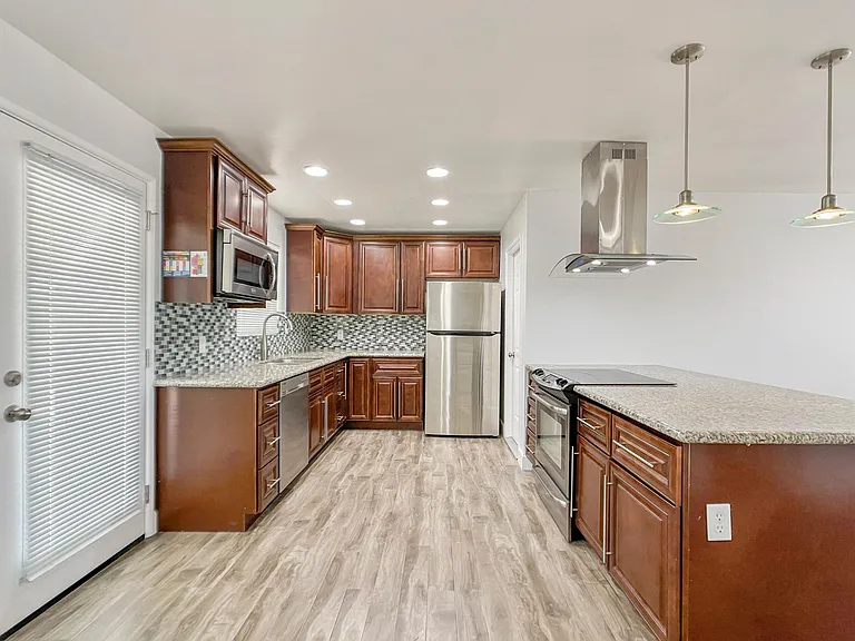 825 W Elna Rae St — Photo 9