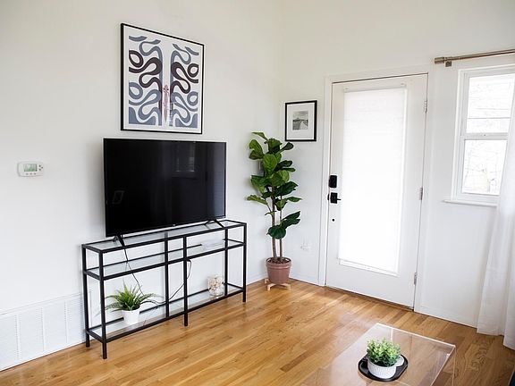 4th image of 3303 Hemlock Ave #B