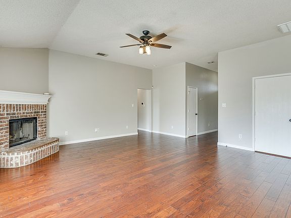 4th image of 400 Bretts Way