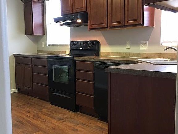 114-Kitchen w glasstop range