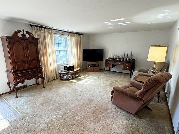 3rd image of 33562 Bainbridge Rd