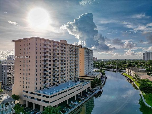 4th image of 437 Golden Isles Dr APT 4J