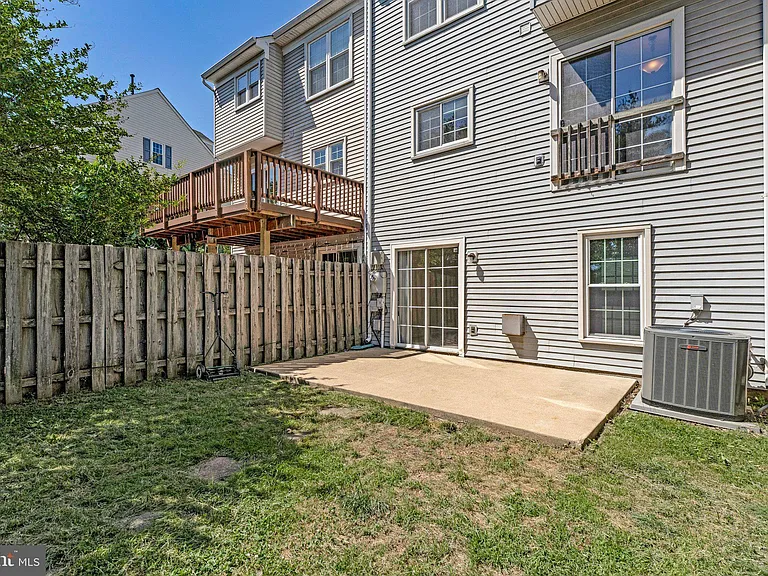 7059 Kings Manor Dr — Photo 27
