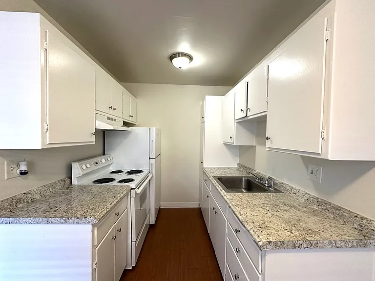 Lincoln Courtyards at 531 Glendora Avenue — Photo 6