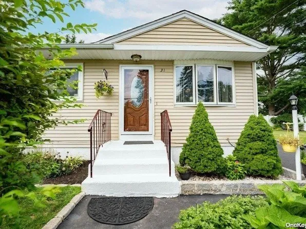 31 Oak Street, Brentwood, NY 11717