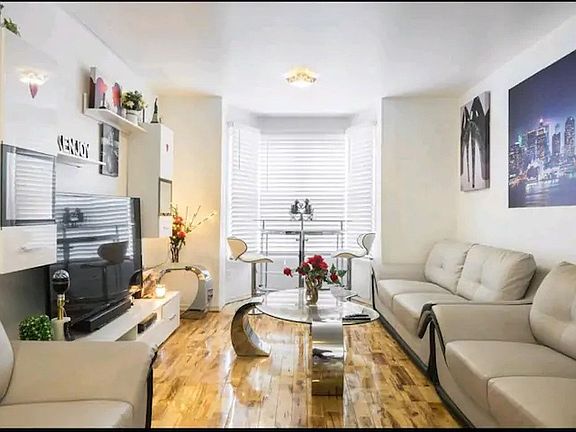 3rd image of 620 Willoughby Ave APT 1