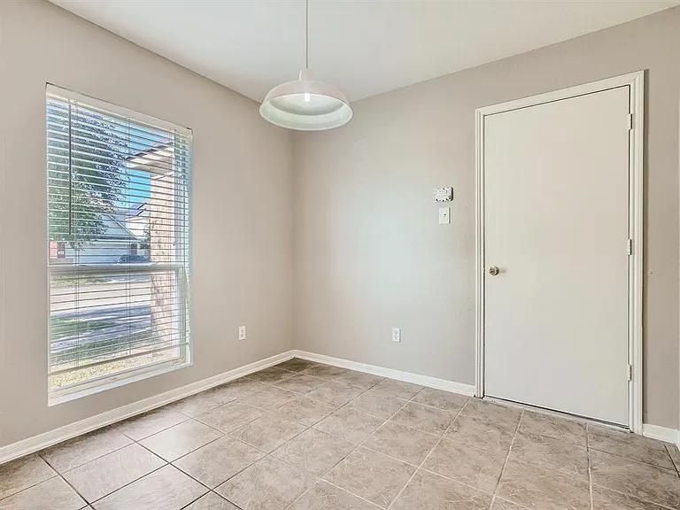 11010 Walkup Way — Photo 8