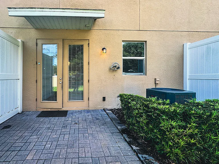 1018 Capitol Hill Ct — Photo 34