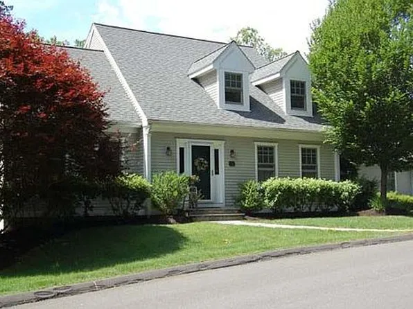 1 Bunker Hill Cir, Shelton, CT 06484