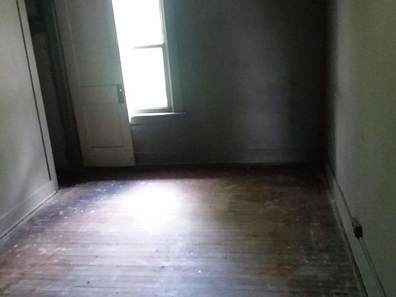 4th image of 1001 W Hillsdale St