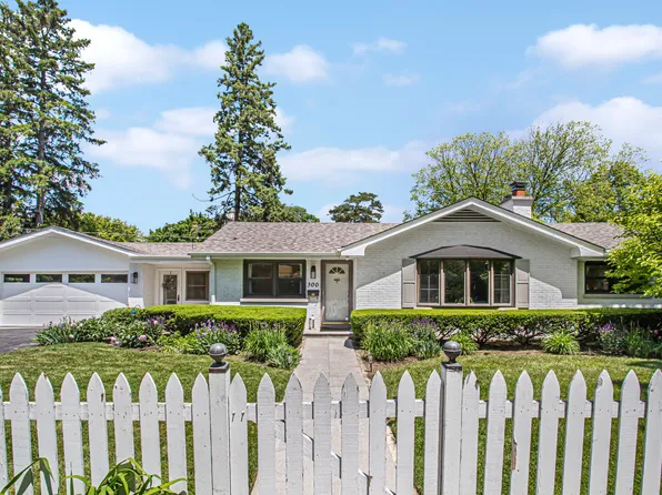 300 W Prospect Ave, Lake Bluff, IL 60044