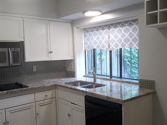 3rd image of 1028 Woodoak Ct