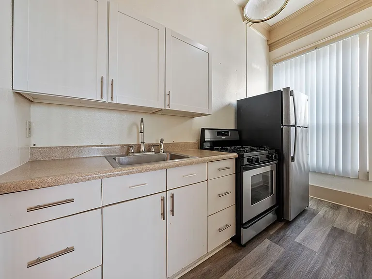 207 Chester Ave — Photo 11