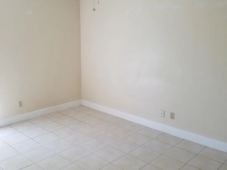 118 SW 19th Ter — Photo 2