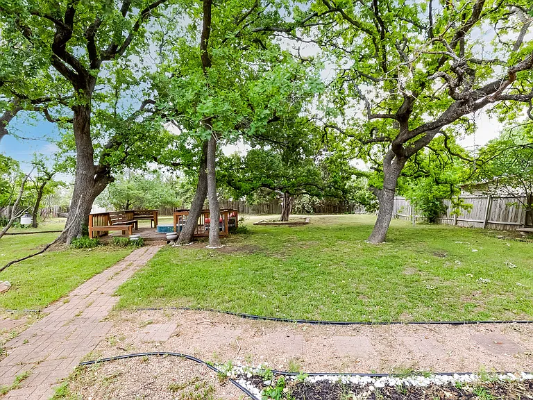 2106 Heather Dr — Photo 31