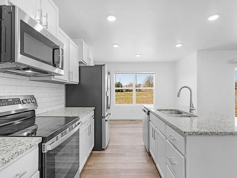 810 Lambert Cir — Photo 24