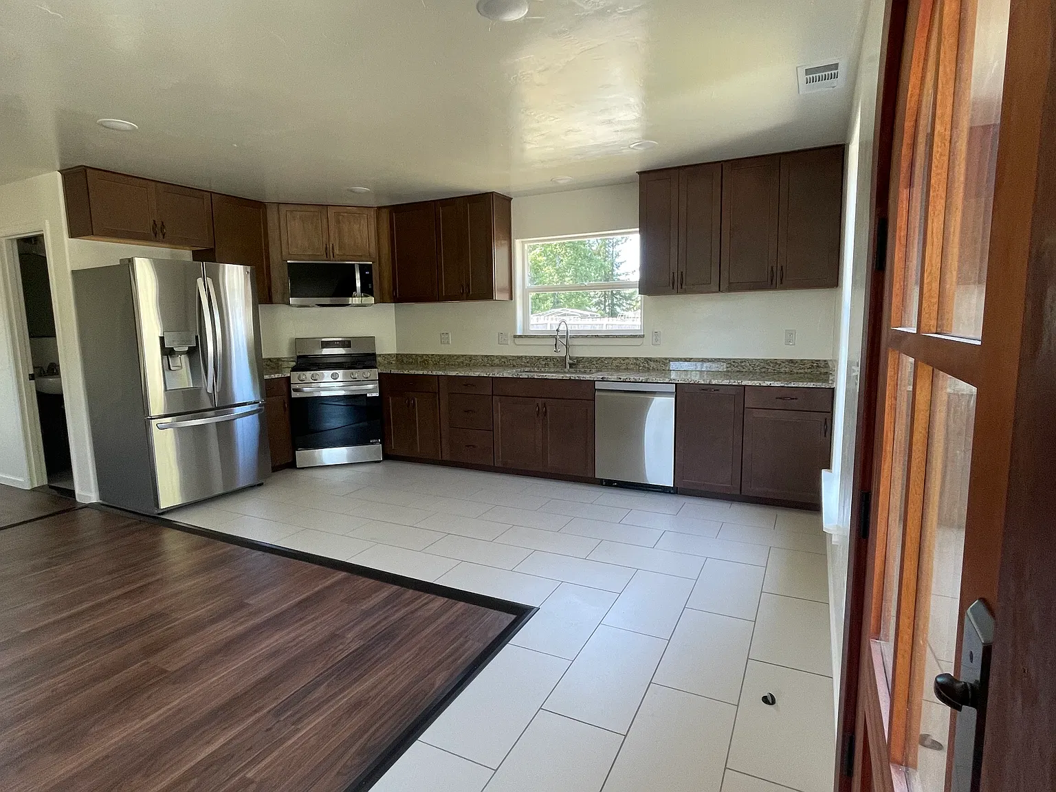 2 bed, 1100 sqft, $2,400 — Photo 3