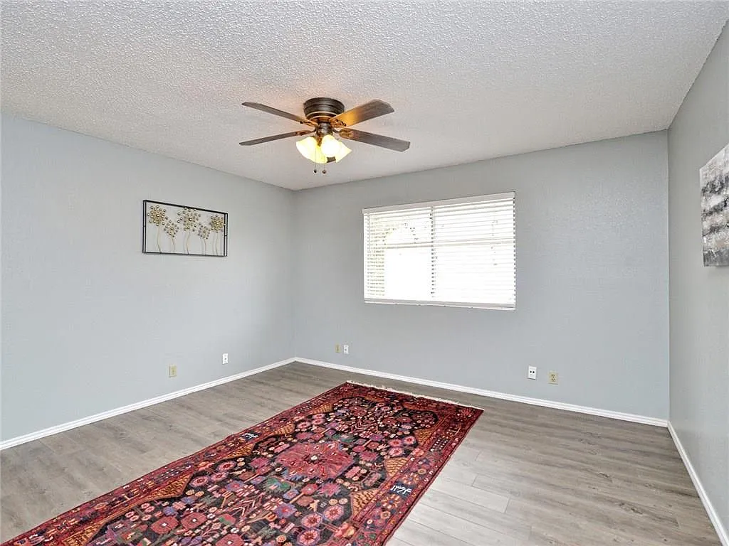 2 bed, 1.0 bath, 832 sqft, $1,345 — Photo 4