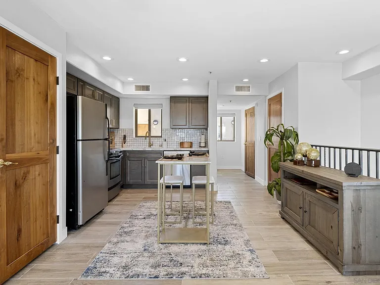 801 W Hawthorn St W #409 — Photo 4
