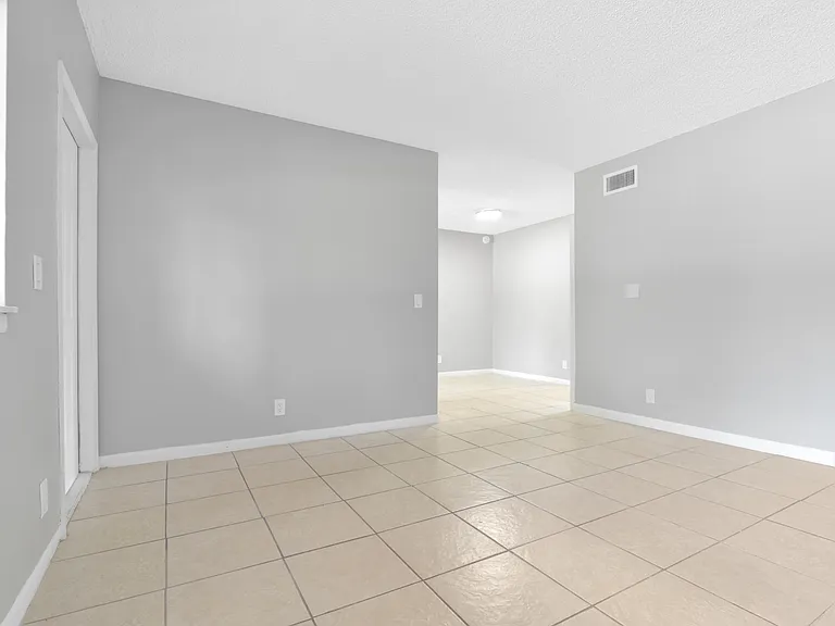 400 Nottingham Cir #D — Photo 2